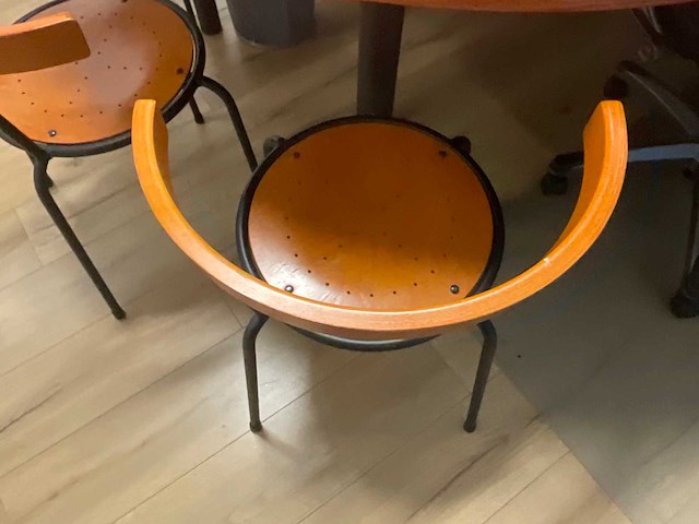 Complete kantoorinventaris; bureau’s / stoelen / beeldschermen / kasten / printer - afbeelding 6 van  17