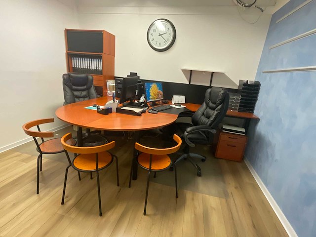 Complete kantoorinventaris; bureau’s / stoelen / beeldschermen / kasten / printer - afbeelding 1 van  17