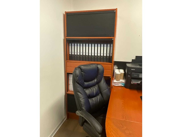 Complete kantoorinventaris; bureau’s / stoelen / beeldschermen / kasten / printer - afbeelding 11 van  17
