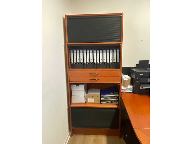Complete kantoorinventaris; bureau’s / stoelen / beeldschermen / kasten / printer - afbeelding 12 van  17