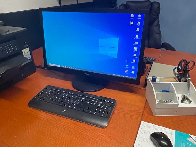 Complete kantoorinventaris; bureau’s / stoelen / beeldschermen / kasten / printer - afbeelding 15 van  17