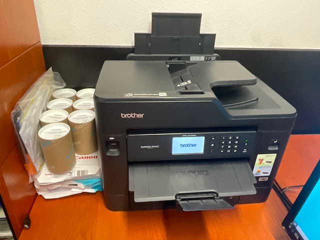 Complete kantoorinventaris; bureau’s / stoelen / beeldschermen / kasten / printer - afbeelding 16 van  17