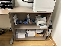 Complete kantoorinventaris; bureau’s / stoelen / beeldschermen / kasten / printer - afbeelding 6 van  15