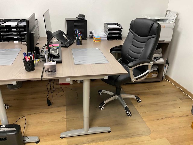 Complete kantoorinventaris; bureau’s / stoelen / beeldschermen / kasten / printer - afbeelding 9 van  15