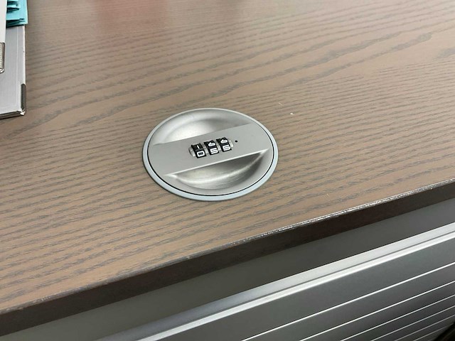 Complete kantoorinventaris; bureau’s / stoelen / beeldschermen / kasten / printer - afbeelding 11 van  15