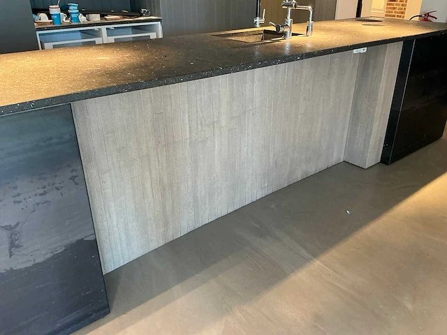 Complete keukenopstelling met stenen blad - afbeelding 2 van  13