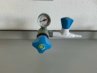 Complete laboratoriuminrichting met werkeiland, werkbanken, 4 spoelbakken, boilers en 13 argon-koppelingen - afbeelding 17 van  35
