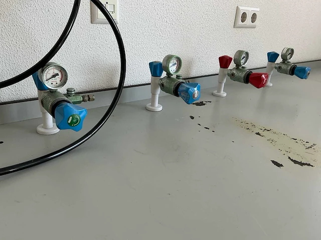 Complete laboratoriuminrichting met werkeiland, werkbanken, 4 spoelbakken, boilers en 13 argon-koppelingen - afbeelding 19 van  35