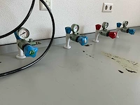 Complete laboratoriuminrichting met werkeiland, werkbanken, 4 spoelbakken, boilers en 13 argon-koppelingen - afbeelding 19 van  35