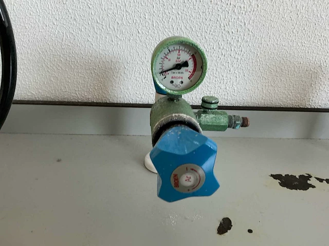 Complete laboratoriuminrichting met werkeiland, werkbanken, 4 spoelbakken, boilers en 13 argon-koppelingen - afbeelding 21 van  35