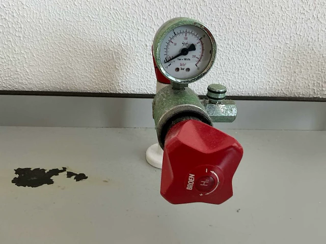 Complete laboratoriuminrichting met werkeiland, werkbanken, 4 spoelbakken, boilers en 13 argon-koppelingen - afbeelding 22 van  35