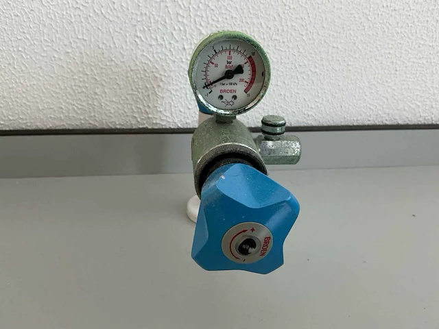 Complete laboratoriuminrichting met werkeiland, werkbanken, 4 spoelbakken, boilers en 13 argon-koppelingen - afbeelding 23 van  35
