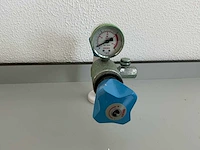 Complete laboratoriuminrichting met werkeiland, werkbanken, 4 spoelbakken, boilers en 13 argon-koppelingen - afbeelding 24 van  35