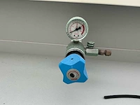 Complete laboratoriuminrichting met werkeiland, werkbanken, 4 spoelbakken, boilers en 13 argon-koppelingen - afbeelding 25 van  35
