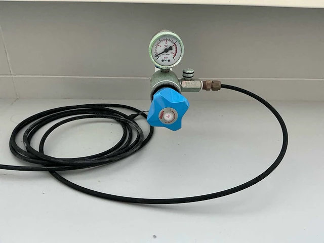 Complete laboratoriuminrichting met werkeiland, werkbanken, 4 spoelbakken, boilers en 13 argon-koppelingen - afbeelding 26 van  35