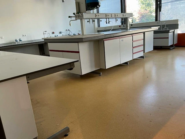 Complete laboratoriuminrichting met werkeiland, werkbanken, 4 spoelbakken, boilers en 13 argon-koppelingen - afbeelding 16 van  35