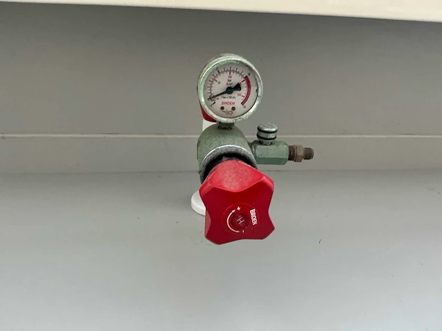 Complete laboratoriuminrichting met werkeiland, werkbanken, 4 spoelbakken, boilers en 13 argon-koppelingen - afbeelding 28 van  35