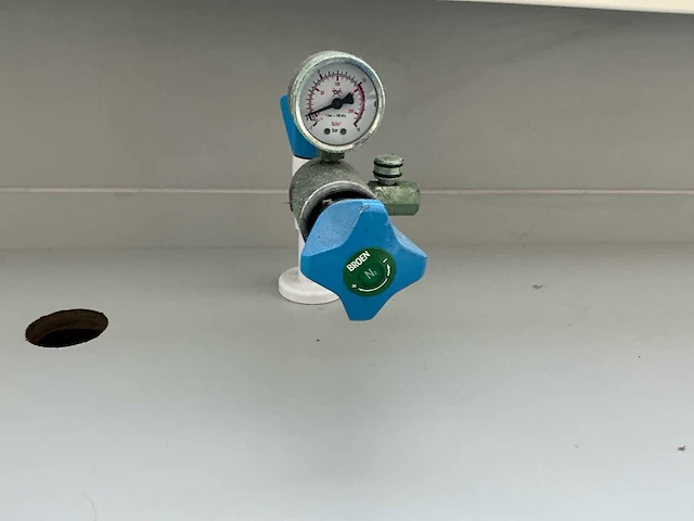Complete laboratoriuminrichting met werkeiland, werkbanken, 4 spoelbakken, boilers en 13 argon-koppelingen - afbeelding 1 van  35