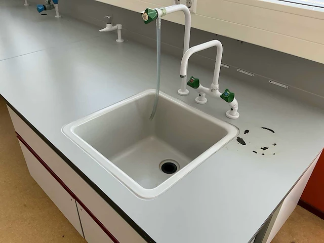 Complete laboratoriuminrichting met werkeiland, werkbanken, 4 spoelbakken, boilers en 13 argon-koppelingen - afbeelding 3 van  35