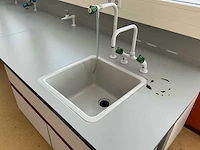 Complete laboratoriuminrichting met werkeiland, werkbanken, 4 spoelbakken, boilers en 13 argon-koppelingen - afbeelding 3 van  35