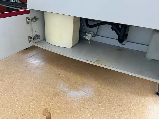 Complete laboratoriuminrichting met werkeiland, werkbanken, 4 spoelbakken, boilers en 13 argon-koppelingen - afbeelding 5 van  35