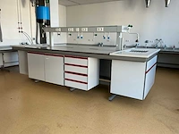 Complete laboratoriuminrichting met werkeiland, werkbanken, 4 spoelbakken, boilers en 13 argon-koppelingen - afbeelding 6 van  35