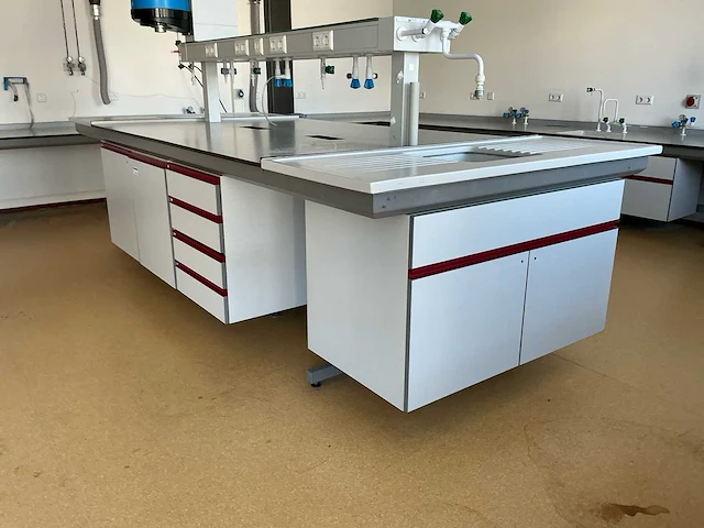Complete laboratoriuminrichting met werkeiland, werkbanken, 4 spoelbakken, boilers en 13 argon-koppelingen - afbeelding 7 van  35