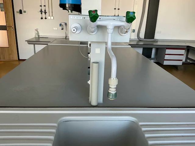 Complete laboratoriuminrichting met werkeiland, werkbanken, 4 spoelbakken, boilers en 13 argon-koppelingen - afbeelding 8 van  35