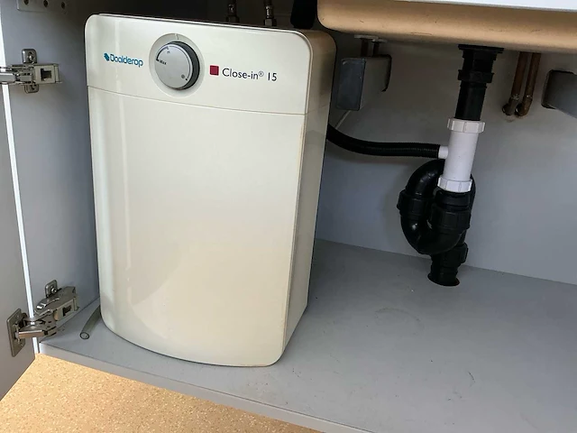 Complete laboratoriuminrichting met werkeiland, werkbanken, 4 spoelbakken, boilers en 13 argon-koppelingen - afbeelding 9 van  35