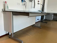 Complete laboratoriuminrichting met werkeiland, werkbanken, 4 spoelbakken, boilers en 13 argon-koppelingen - afbeelding 27 van  35