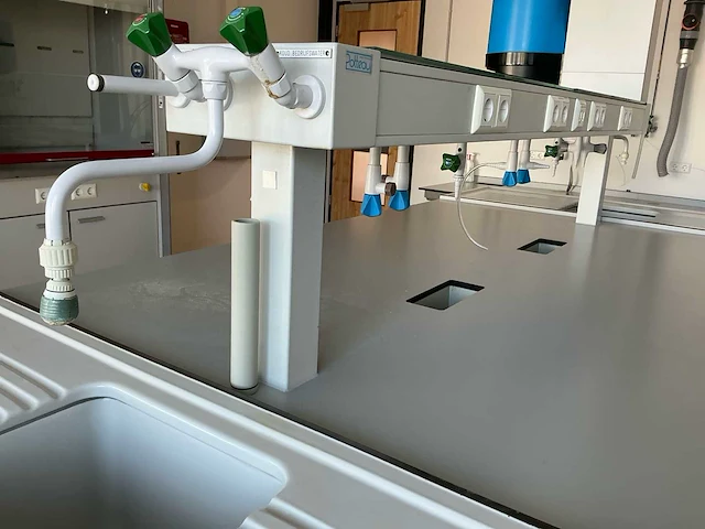 Complete laboratoriuminrichting met werkeiland, werkbanken, 4 spoelbakken, boilers en 13 argon-koppelingen - afbeelding 10 van  35