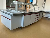 Complete laboratoriuminrichting met werkeiland, werkbanken, 4 spoelbakken, boilers en 13 argon-koppelingen - afbeelding 11 van  35