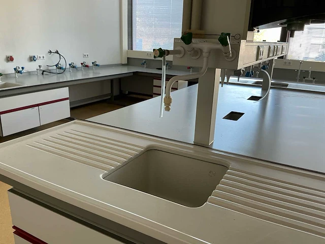 Complete laboratoriuminrichting met werkeiland, werkbanken, 4 spoelbakken, boilers en 13 argon-koppelingen - afbeelding 12 van  35