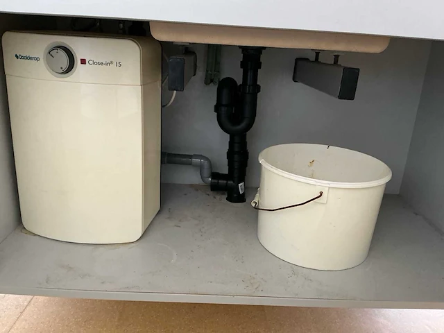 Complete laboratoriuminrichting met werkeiland, werkbanken, 4 spoelbakken, boilers en 13 argon-koppelingen - afbeelding 14 van  35