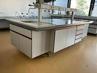 Complete laboratoriuminrichting met werkeiland, werkbanken, 4 spoelbakken, boilers en 13 argon-koppelingen - afbeelding 15 van  35
