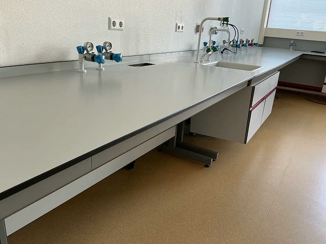 Complete laboratoriuminrichting met werkeiland, werkbanken, 4 spoelbakken, boilers en 13 argon-koppelingen - afbeelding 30 van  35
