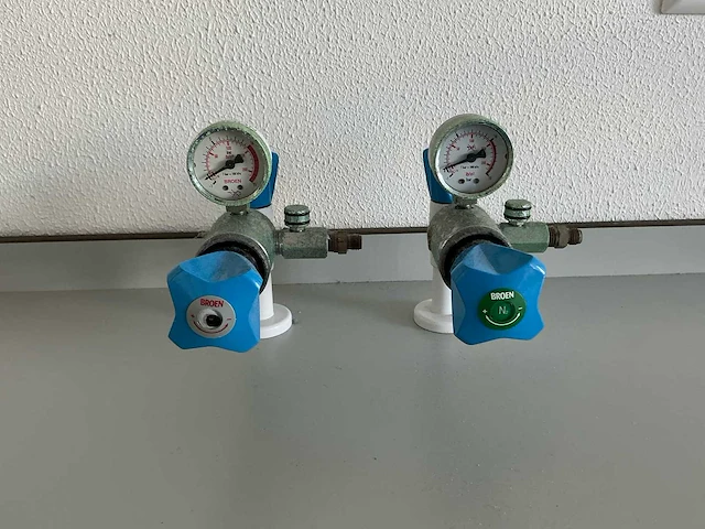 Complete laboratoriuminrichting met werkeiland, werkbanken, 4 spoelbakken, boilers en 13 argon-koppelingen - afbeelding 31 van  35