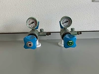Complete laboratoriuminrichting met werkeiland, werkbanken, 4 spoelbakken, boilers en 13 argon-koppelingen - afbeelding 31 van  35