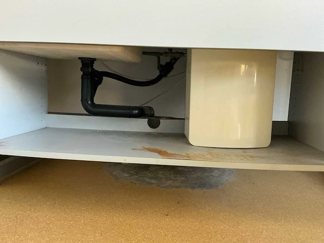 Complete laboratoriuminrichting met werkeiland, werkbanken, 4 spoelbakken, boilers en 13 argon-koppelingen - afbeelding 34 van  35