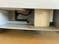 Complete laboratoriuminrichting met werkeiland, werkbanken, 4 spoelbakken, boilers en 13 argon-koppelingen - afbeelding 34 van  35