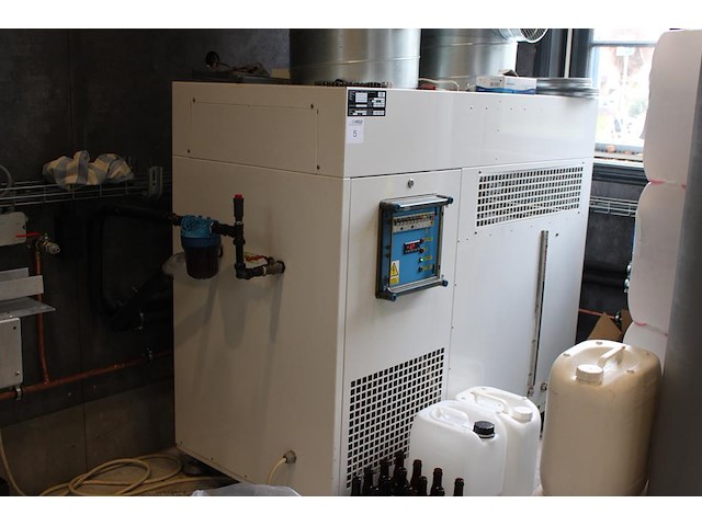 Complete mini brouwerijopstelling bestaande uit brouwhuis, 8 gistingstanks (deels gevuld), bottellijn, pomp... combinatiekavel - afbeelding 14 van  14