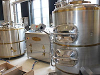 Complete mini brouwerijopstelling bestaande uit brouwhuis, 8 gistingstanks (deels gevuld), bottellijn, pomp... combinatiekavel - afbeelding 2 van  14