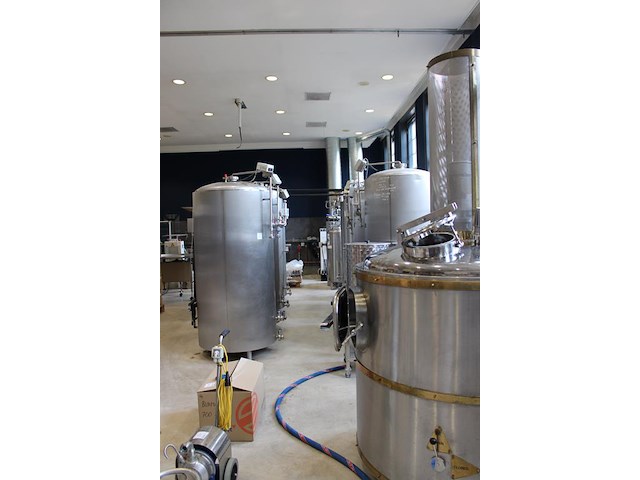 Complete mini brouwerijopstelling bestaande uit brouwhuis, 8 gistingstanks (deels gevuld), bottellijn, pomp... combinatiekavel - afbeelding 3 van  14