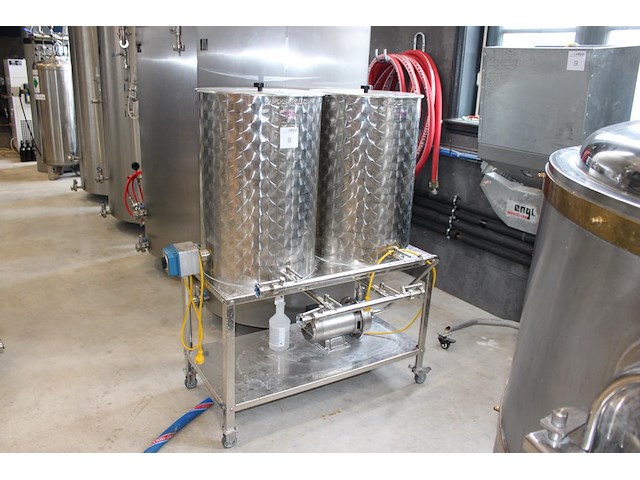 Complete mini brouwerijopstelling bestaande uit brouwhuis, 8 gistingstanks (deels gevuld), bottellijn, pomp... combinatiekavel - afbeelding 4 van  14