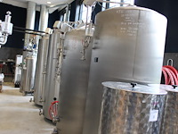 Complete mini brouwerijopstelling bestaande uit brouwhuis, 8 gistingstanks (deels gevuld), bottellijn, pomp... combinatiekavel - afbeelding 6 van  14