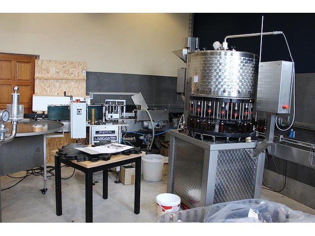 Complete mini brouwerijopstelling bestaande uit brouwhuis, 8 gistingstanks (deels gevuld), bottellijn, pomp... combinatiekavel - afbeelding 7 van  14