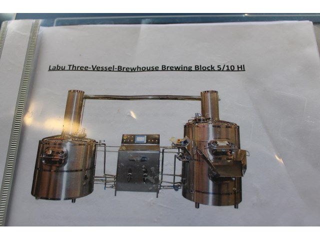 Complete mini brouwerijopstelling bestaande uit brouwhuis, 8 gistingstanks (deels gevuld), bottellijn, pomp... combinatiekavel - afbeelding 8 van  14