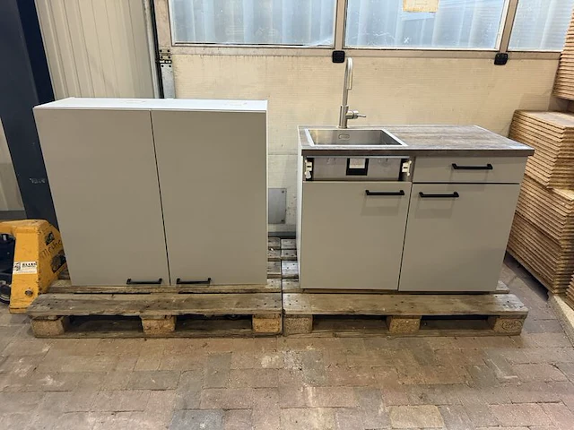Complete pantry / keukenblok met bovenkasten, lichtgrijs/wit, grijsbruin houtdecor werkblad, | 102,5 cm | bovenkasten 100 cm | 2 pallets - afbeelding 1 van  7