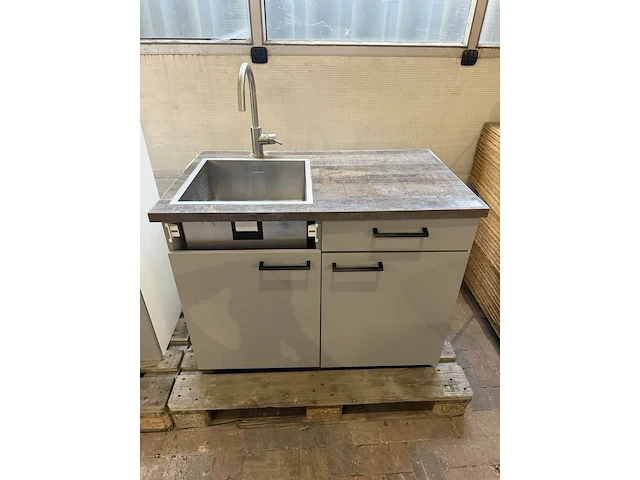 Complete pantry / keukenblok met bovenkasten, lichtgrijs/wit, grijsbruin houtdecor werkblad, | 102,5 cm | bovenkasten 100 cm | 2 pallets - afbeelding 2 van  7