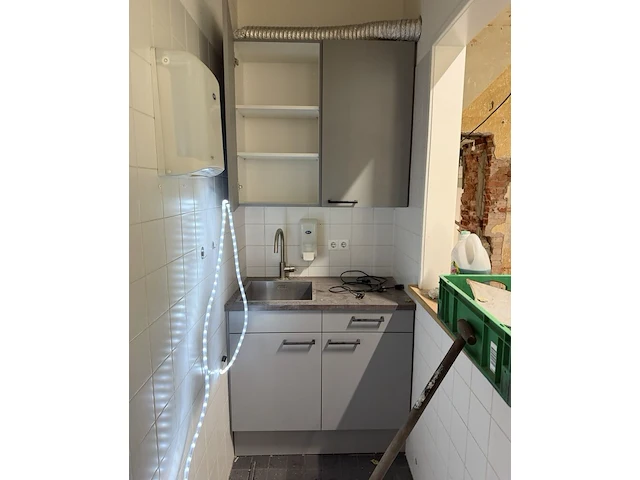 Complete pantry / keukenblok met bovenkasten, lichtgrijs/wit, grijsbruin houtdecor werkblad, | 102,5 cm | bovenkasten 100 cm | 2 pallets - afbeelding 7 van  7
